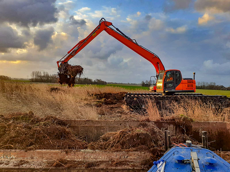 Amphibious excavator (1)