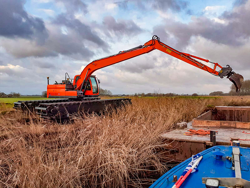 Amphibious excavator (2)