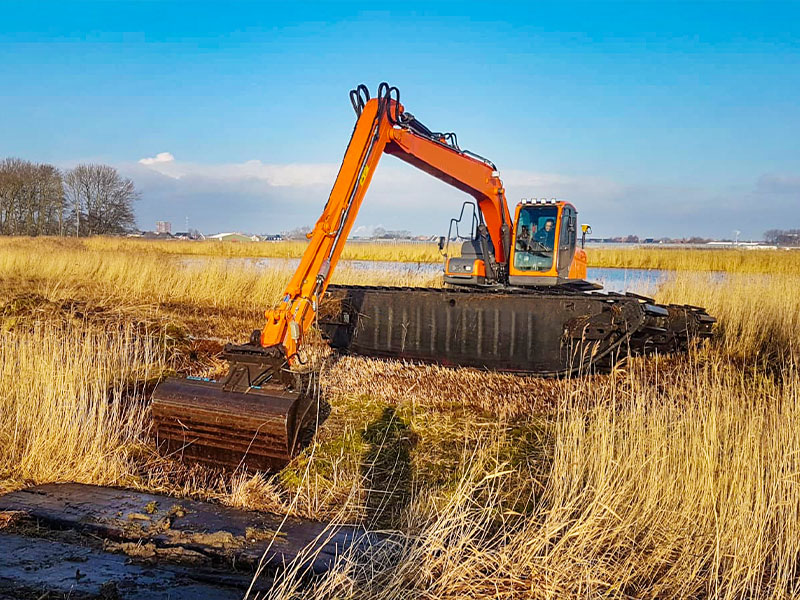 Amphibious excavator (3)