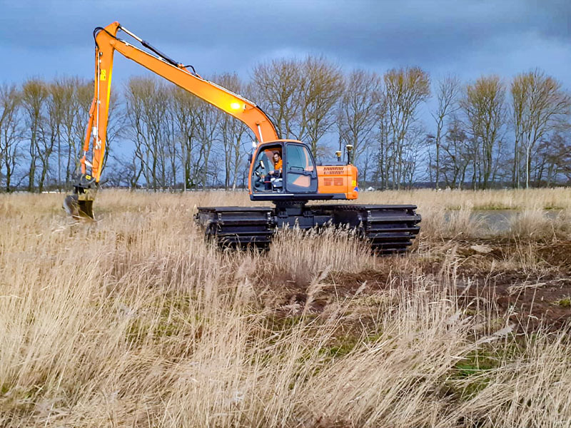 Amphibious excavator (4)